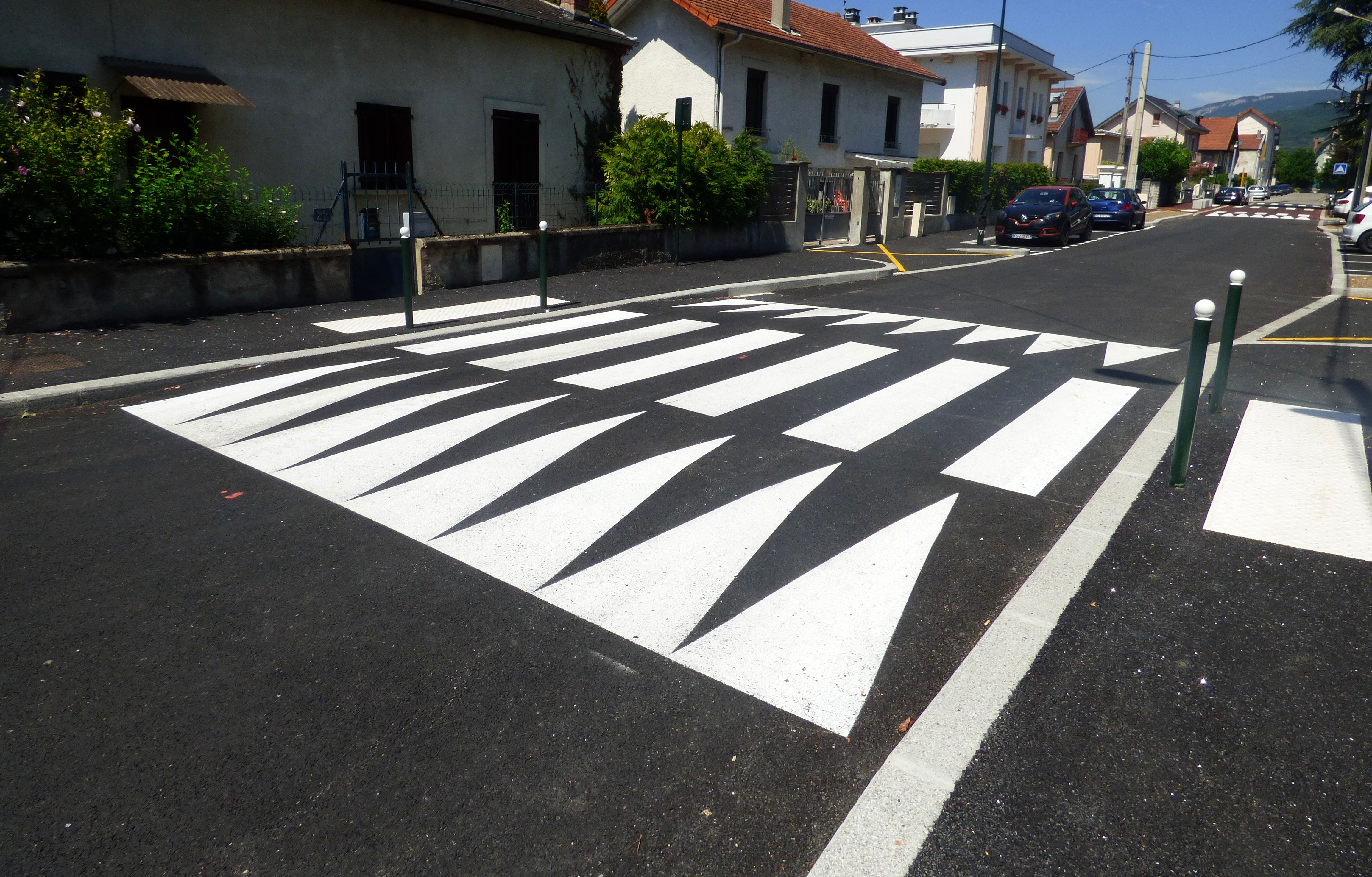 Après avoir abîmé sa voiture sur un dos d'âne, il envoie la facture à la mairie !