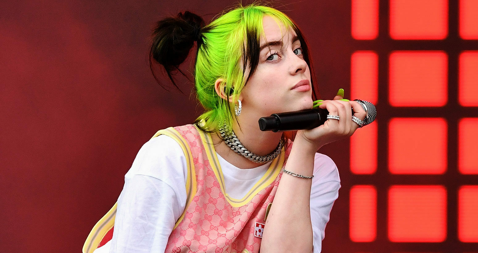 Billie Eilish interprète la chanson du nouveau James Bond et marque l’histoire !