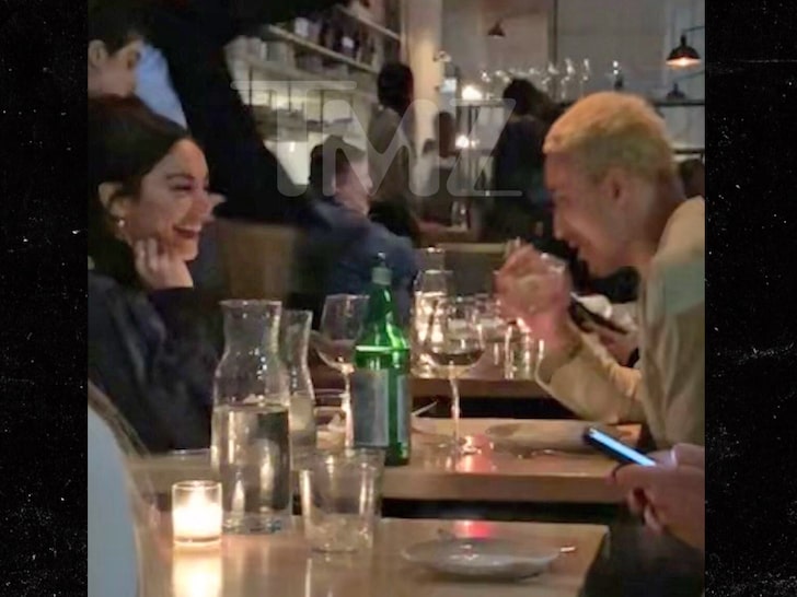 Vanessa Hudgens aperçue lors d'un dîner en tête-à-tête avec un célèbre sportif