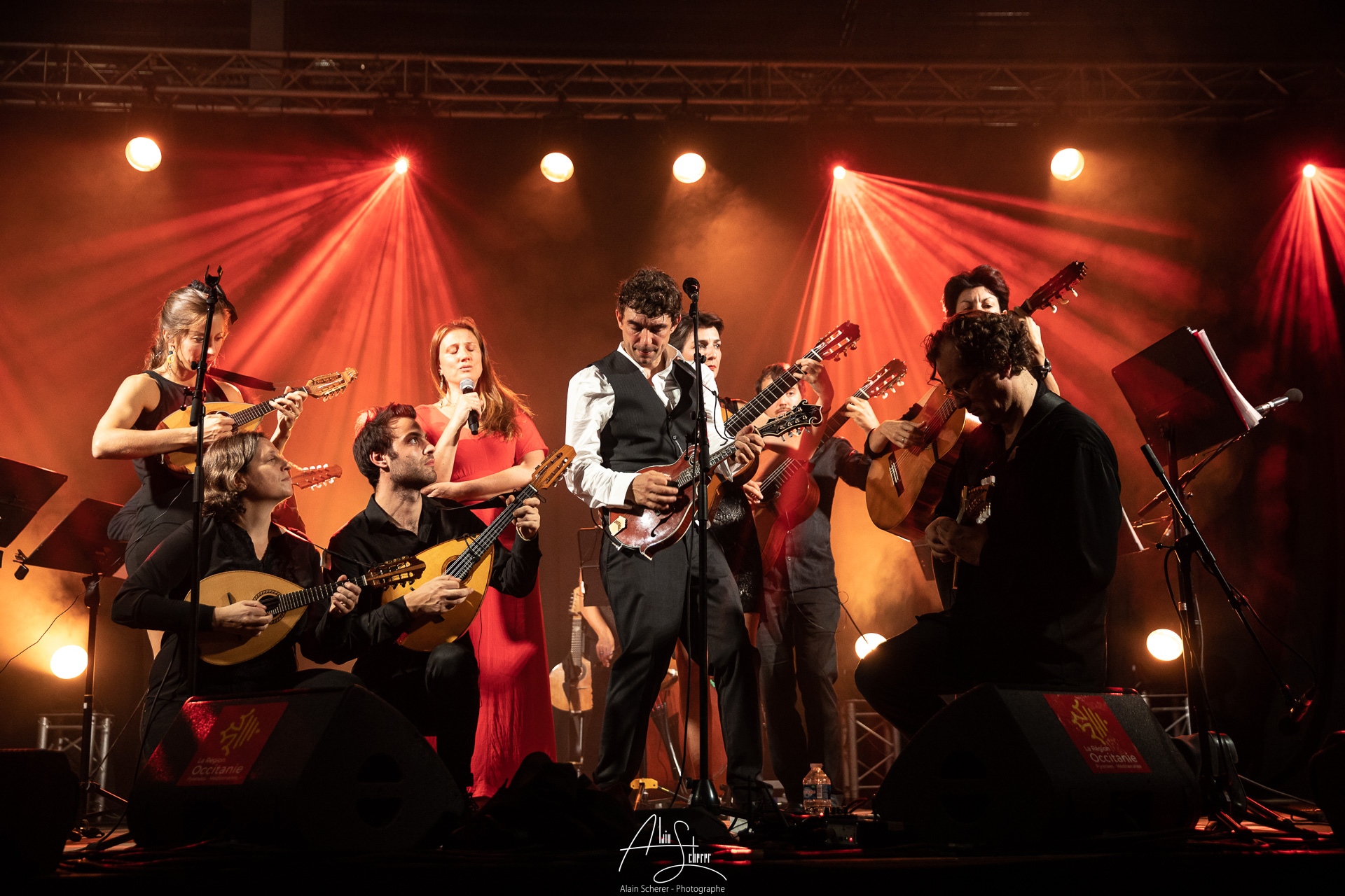 Féloche invite un orchestre de mandolines à revisiter son répertoire