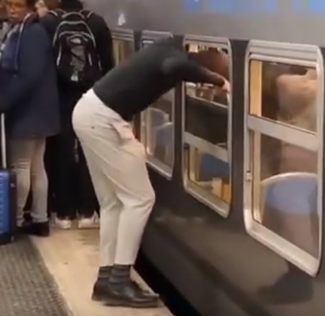 Grève : Un usager passe par la fenêtre pour s'assurer une place assise dans le RER