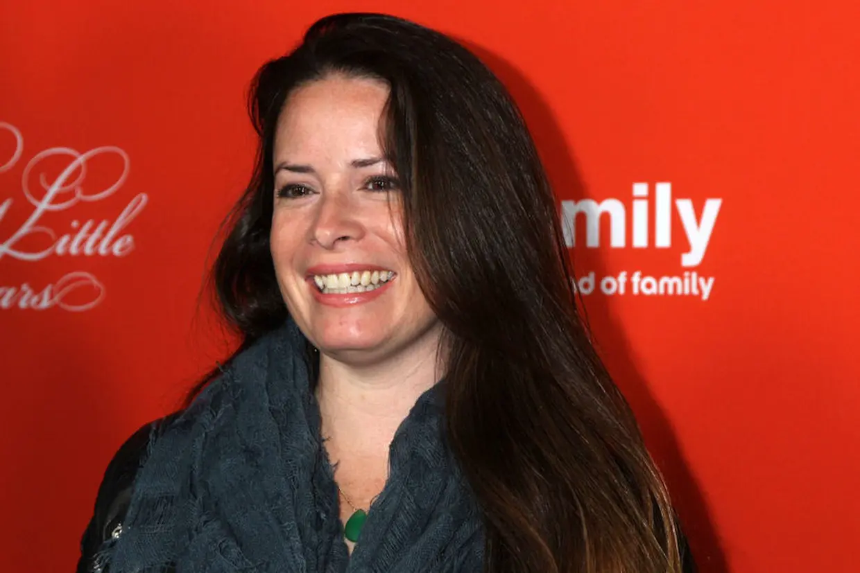 Holly Marie Combs (Charmed) : Une fan hystérique se jette au sol en la voyant