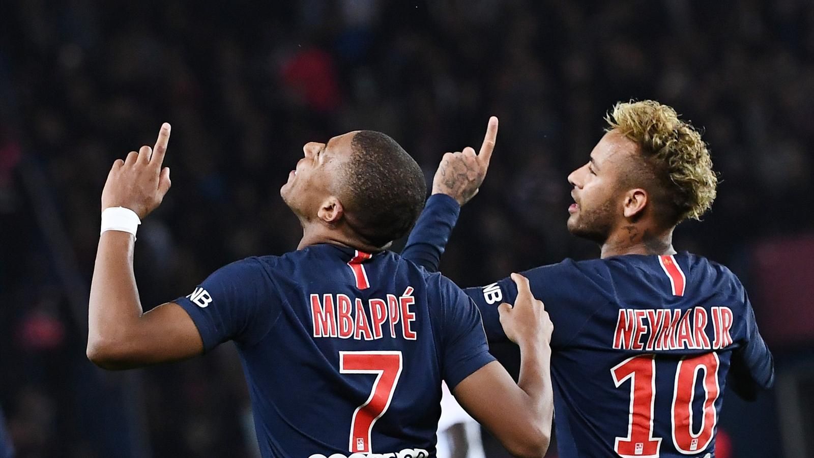 Kylian Mbappé s'amuse de la danse du Nouvel An brésilien de Neymar