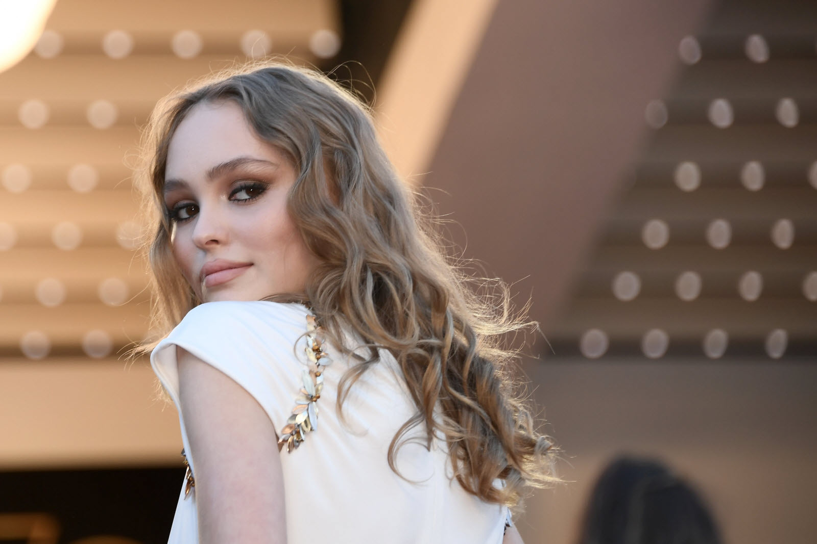 Lily-Rose Depp en couple avec Cole Sprouse ? Elle répond !