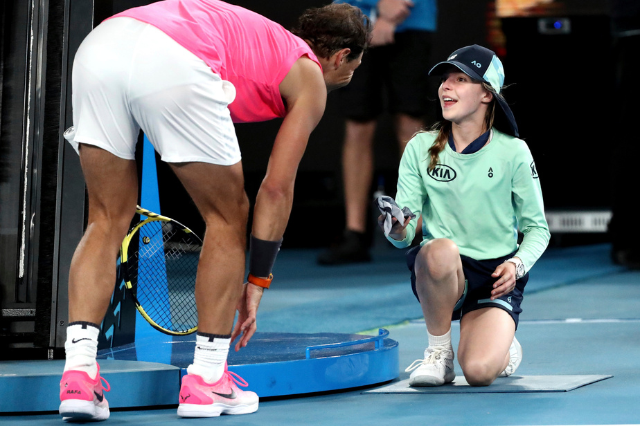 Rafael Nadal heurte de plein fouet une ramasseuse : il s'excuse avec un bisou !