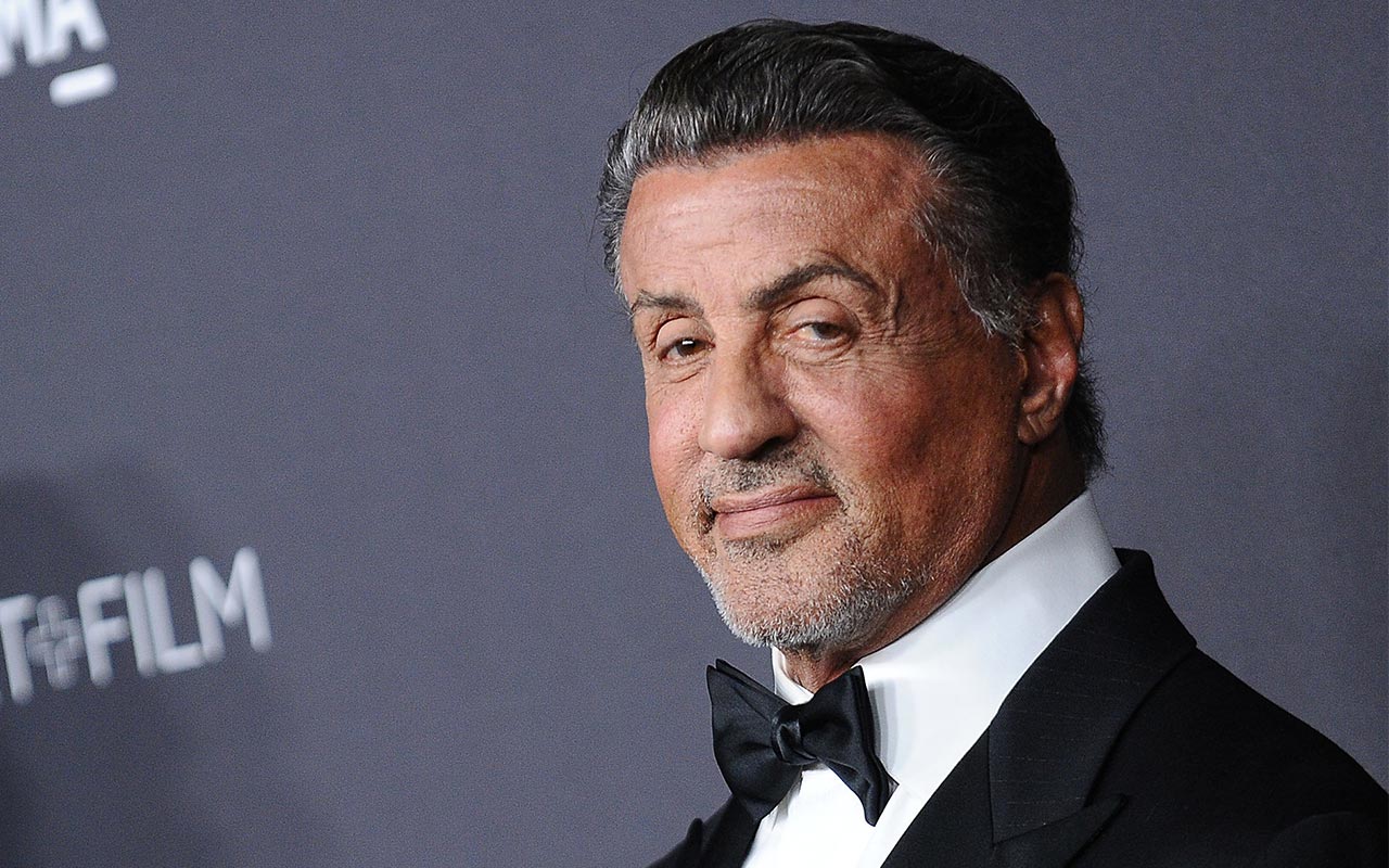 Sylvester Stallone : L'acteur de 74 ans affiche enfin ses cheveux blancs, et ça change !
