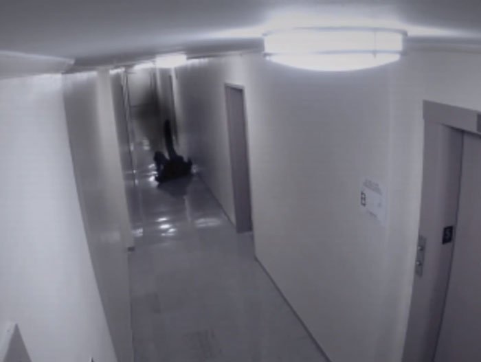 Un homme attaqué par un fantôme dans un couloir