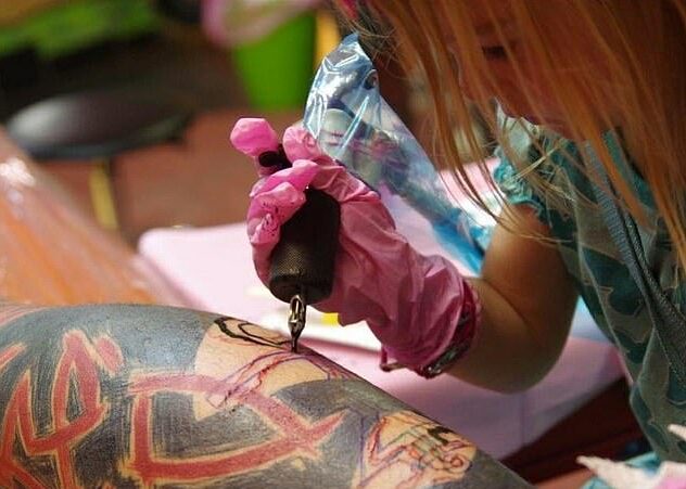 Cette fillette de 9 ans est la tatoueuse la plus jeune du monde
