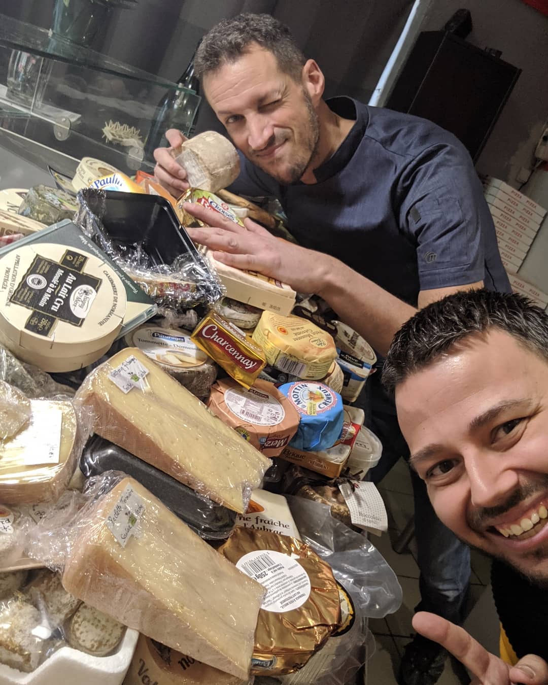Benoît Bruel, un pizzaïolo de Lyon réalise une pizza aux 257 fromages : Un record !