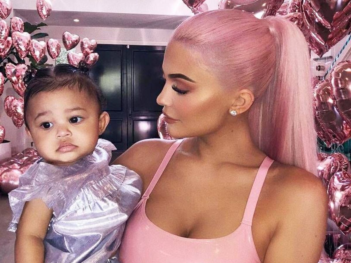 A 2 ans, la fille de Kylie Jenner porte des créoles et crée le scandale