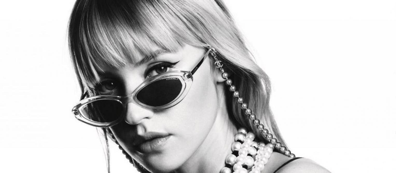 Angèle devient le nouveau visage de Chanel Eyewear