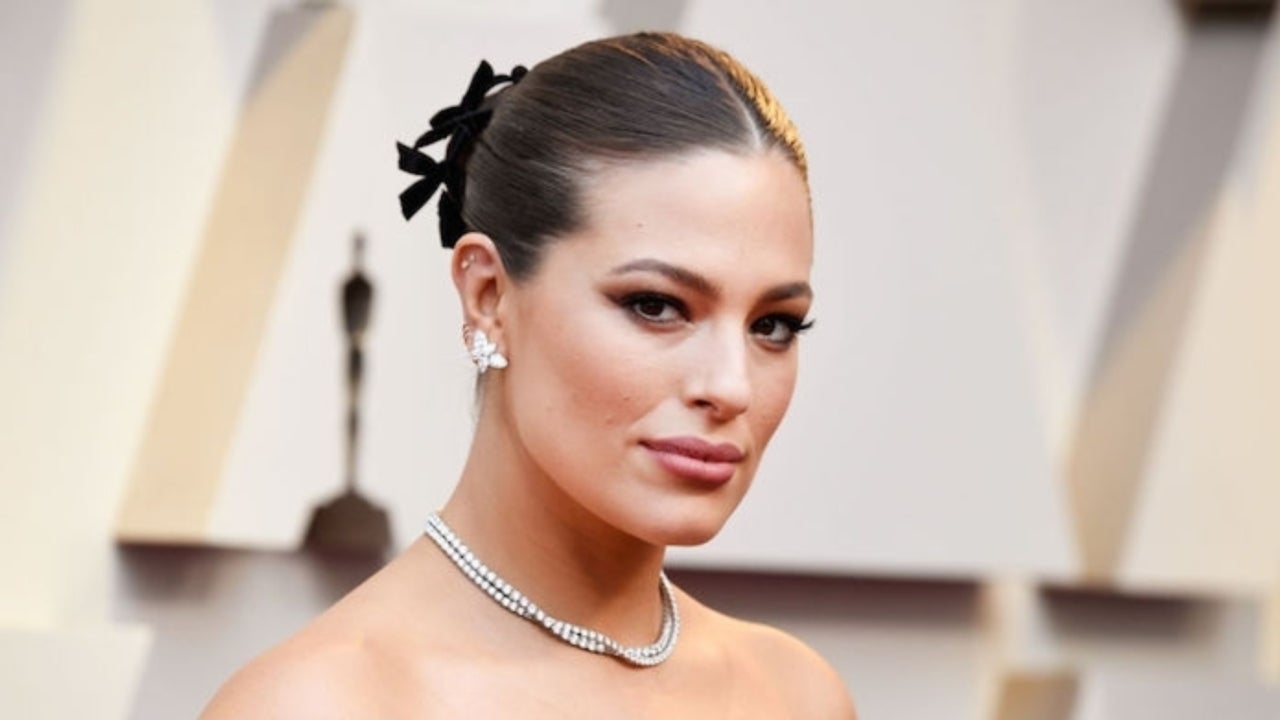 Ashley Graham assume son corps post-partum et partage une photo de ses vergetures