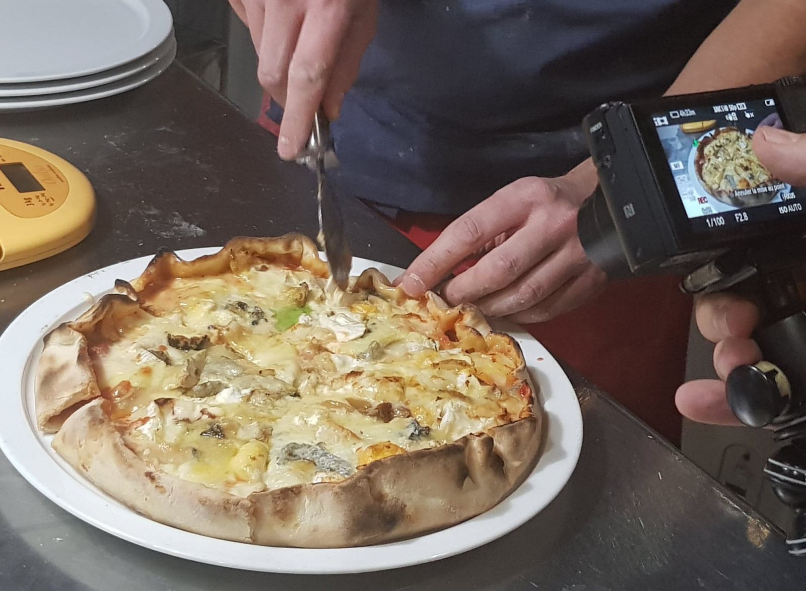 Benoît Bruel, un pizzaïolo de Lyon réalise une pizza aux 257 fromages : Un record !