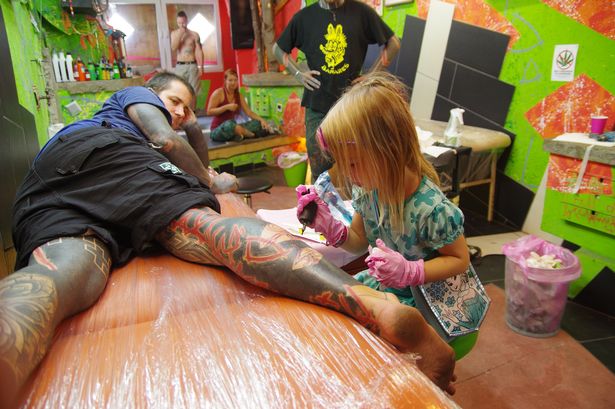 Cette fillette de 9 ans est la tatoueuse la plus jeune du monde