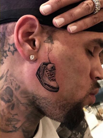Chris Brown s’est fait tatouer le visage !