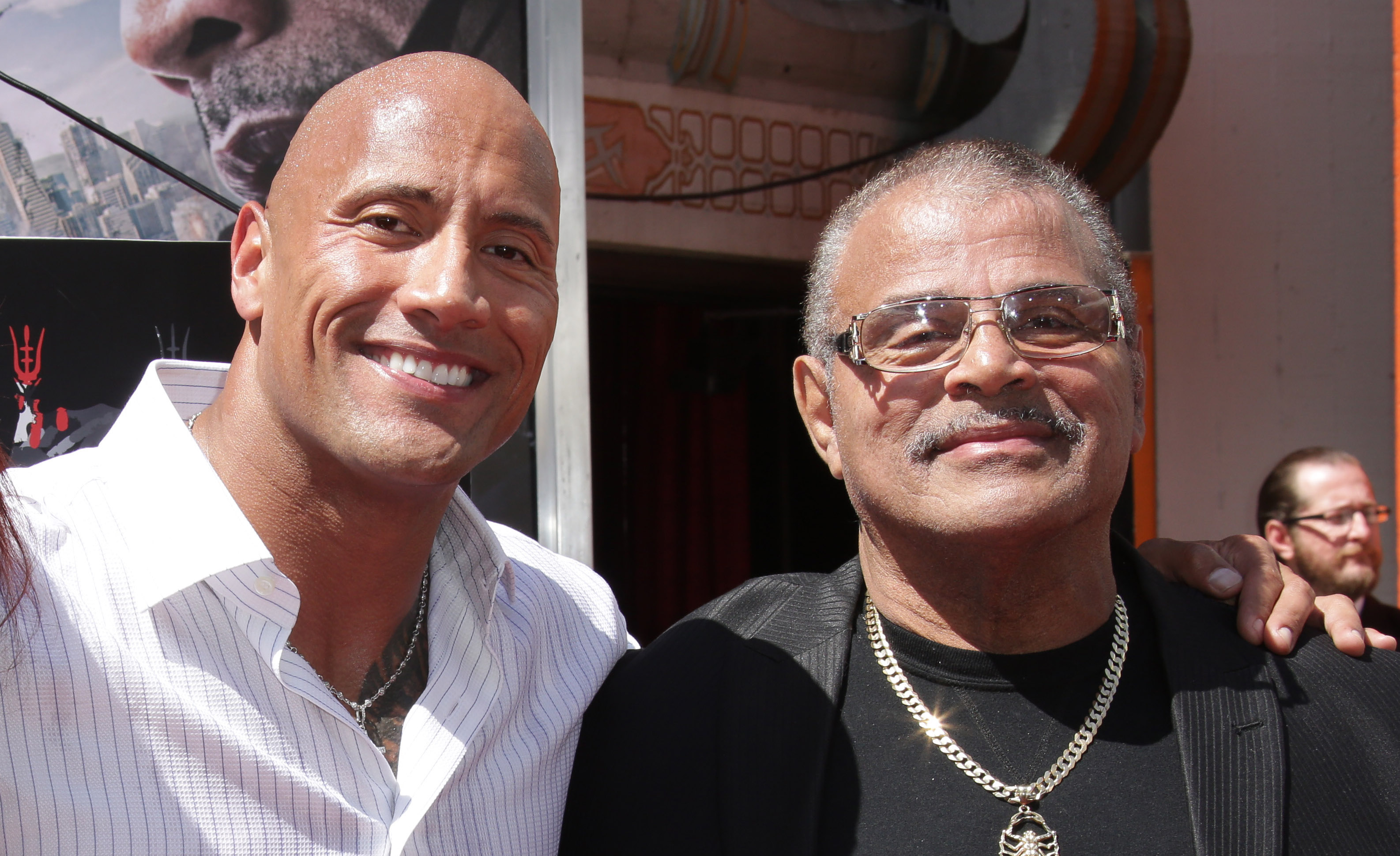 Dwayne Johnson en deuil : le déchirant hommage de la star à son père