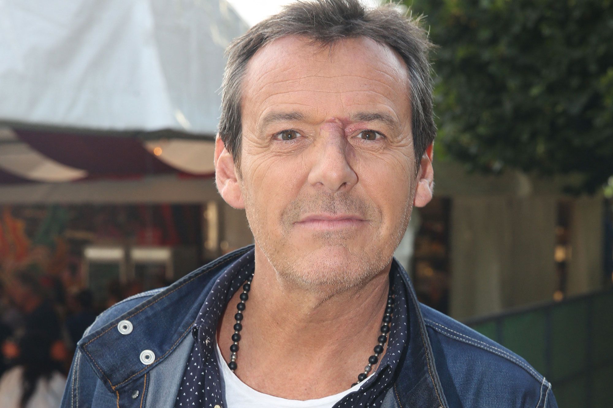 Jean-Luc Reichmann : l'animateur se dit retenu &quot;en otage&quot;... Dans l'avion !