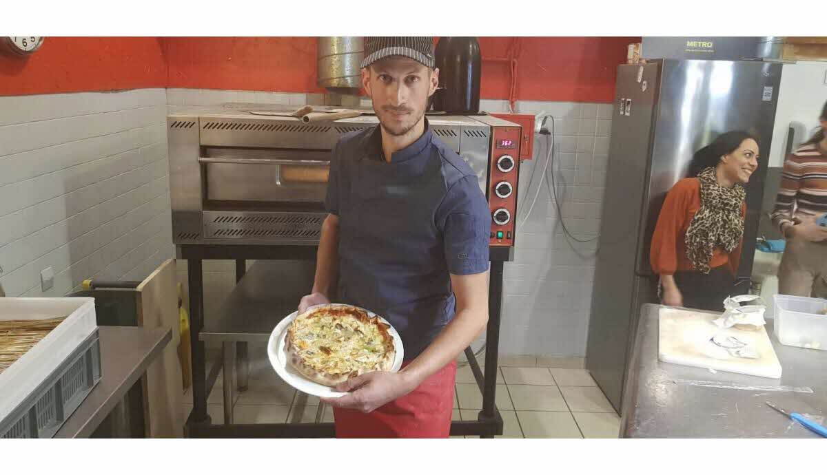 Benoît Bruel, un pizzaïolo de Lyon réalise une pizza aux 257 fromages : Un record !