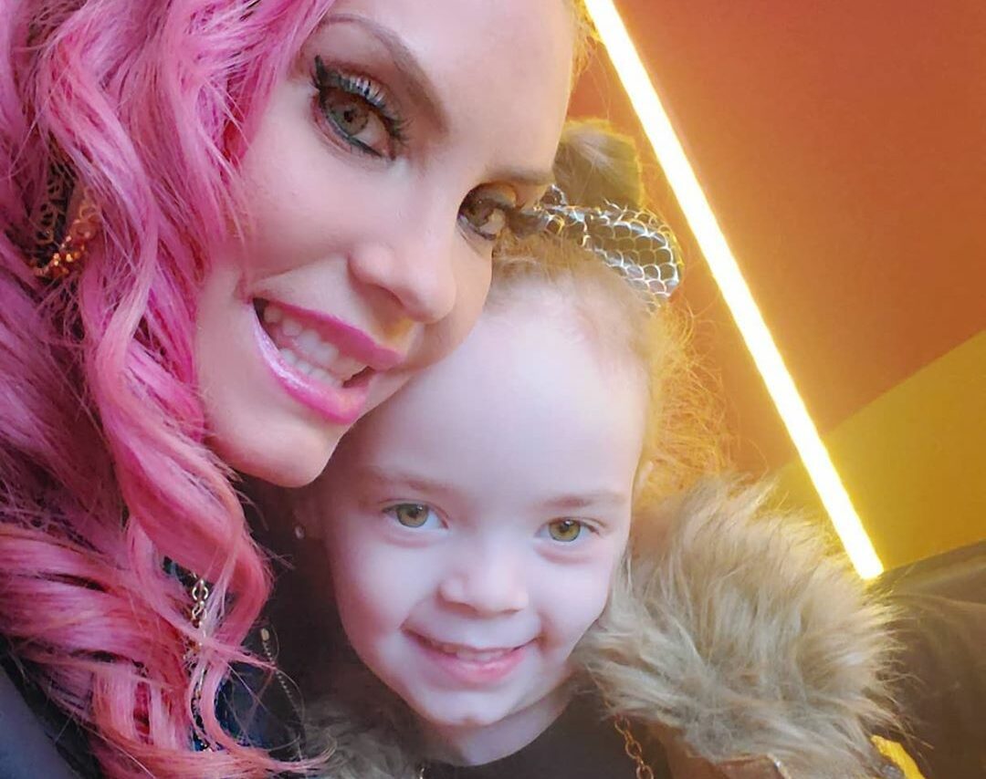 Coco Austin allaite sa fille de 4 ans et divise les internautes