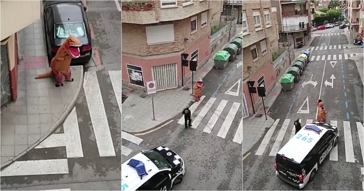 Confinement : Un homme se déguise en dinosaure pour se promener dans les rues