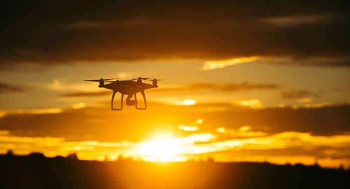 Confinement : un homme se fait livrer l’apéro par drone
