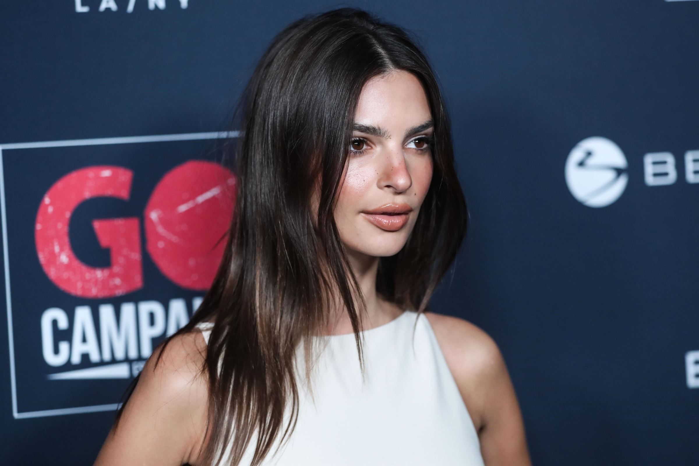 Emily Ratajkowski : la starlette s'affiche topless sur la couette !