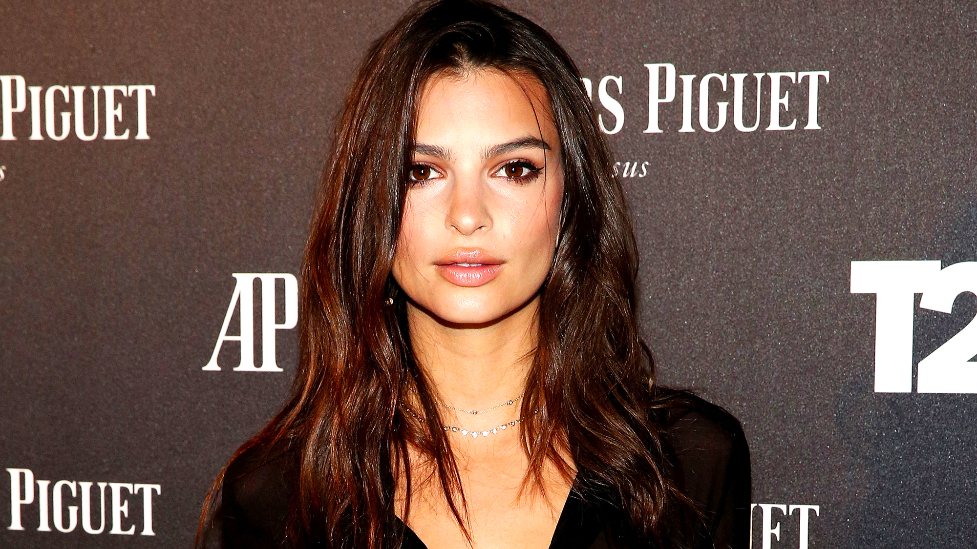 Emily Ratajkowski : oups, l'accident de peignoir était très proche !