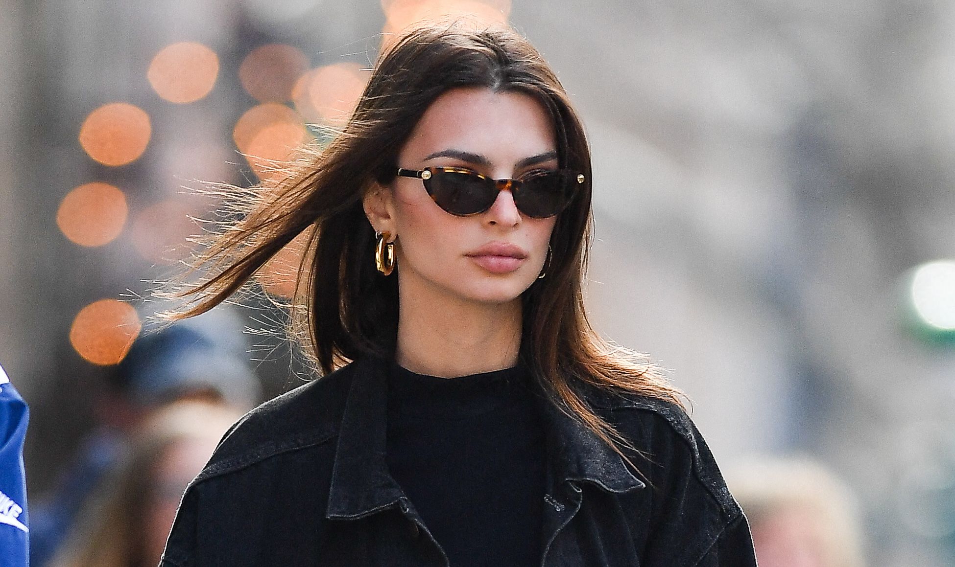 Emily Ratajkowski se dévoile entièrement nue... à sa fenêtre !