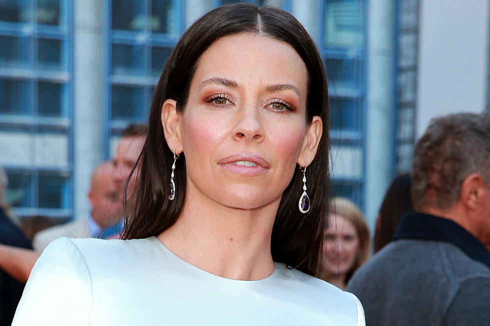 Evangeline Lily refuse de se confiner et choque les internautes