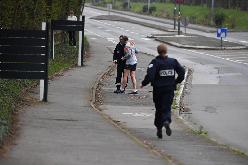 Un joggeur tente d’échapper à un contrôle d’attestation de déplacement