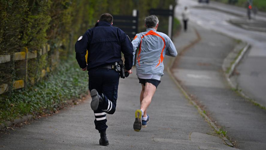 Un joggeur tente d’échapper à un contrôle d’attestation de déplacement