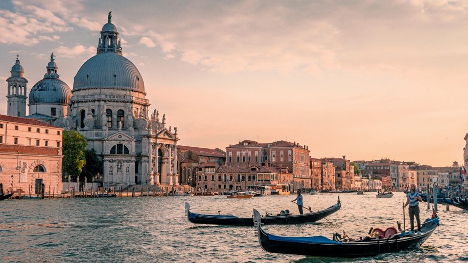 Venise : Avec le confinement, l’eau des canaux de redevient limpide