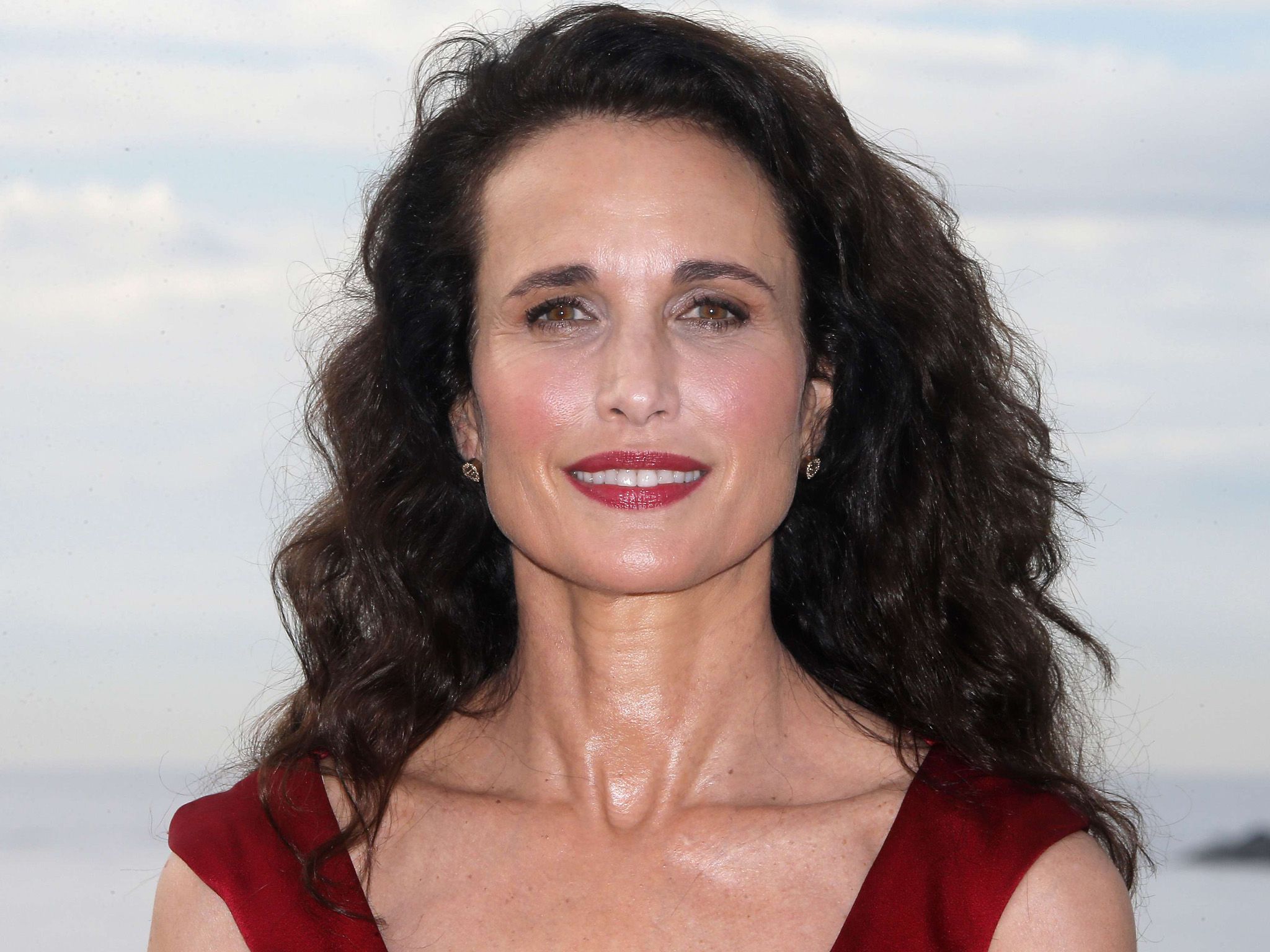 Andie MacDowell supprime son compte Twitter après ne pas avoir respecté le confinement !