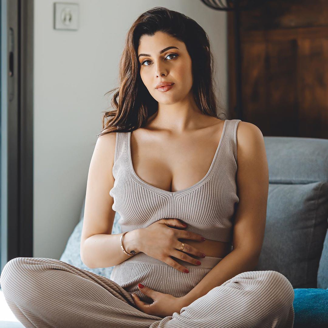 Coralie Porrovecchio enceinte : Elle craque face à son nouveau corps