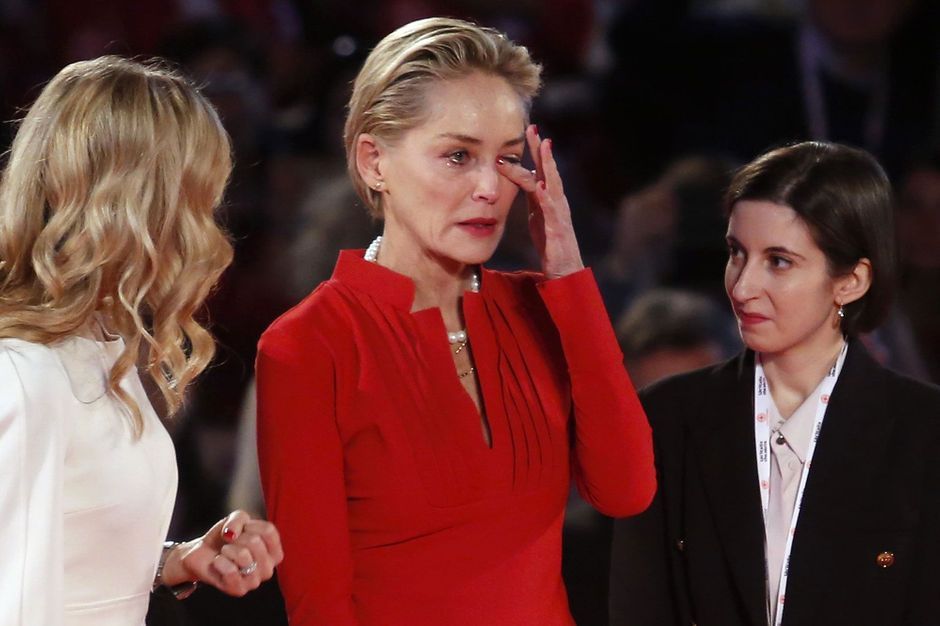 Covid-19 : Sharon Stone en larmes en révélant le décès d’un proche