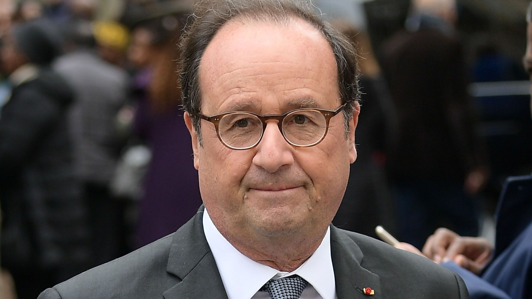 François Hollande en deuil : L'organisation des obsèques de son père compliquée par le Covid-19