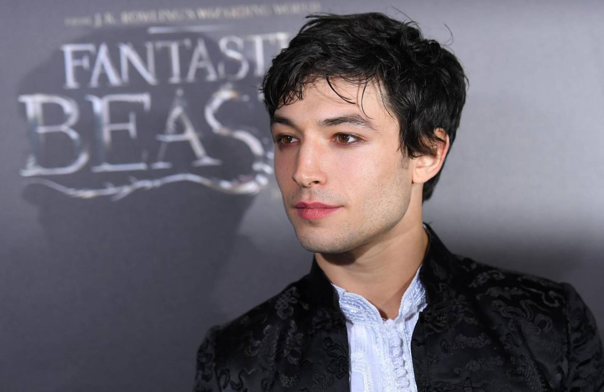 Le comédien Ezra Miller (The Flash) surpris en train d'étrangler une femme