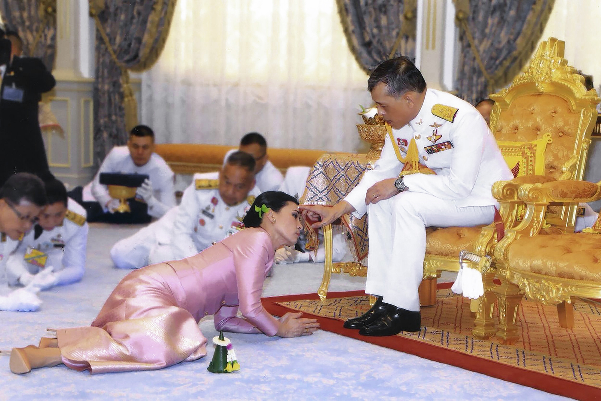 Le roi de Thaïlande confiné avec 20 femmes continue de faire polémique