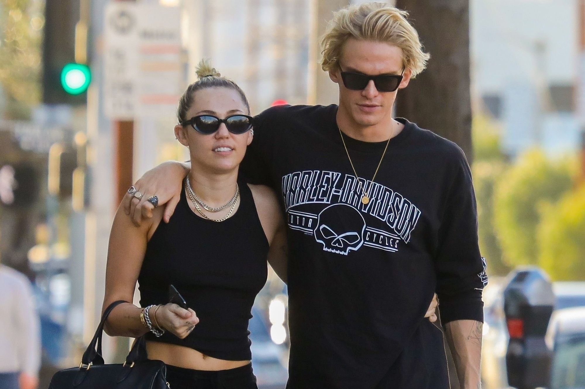 Miley Cyrus confinée : Elle fait de Cody Simpson sa poupée géante !