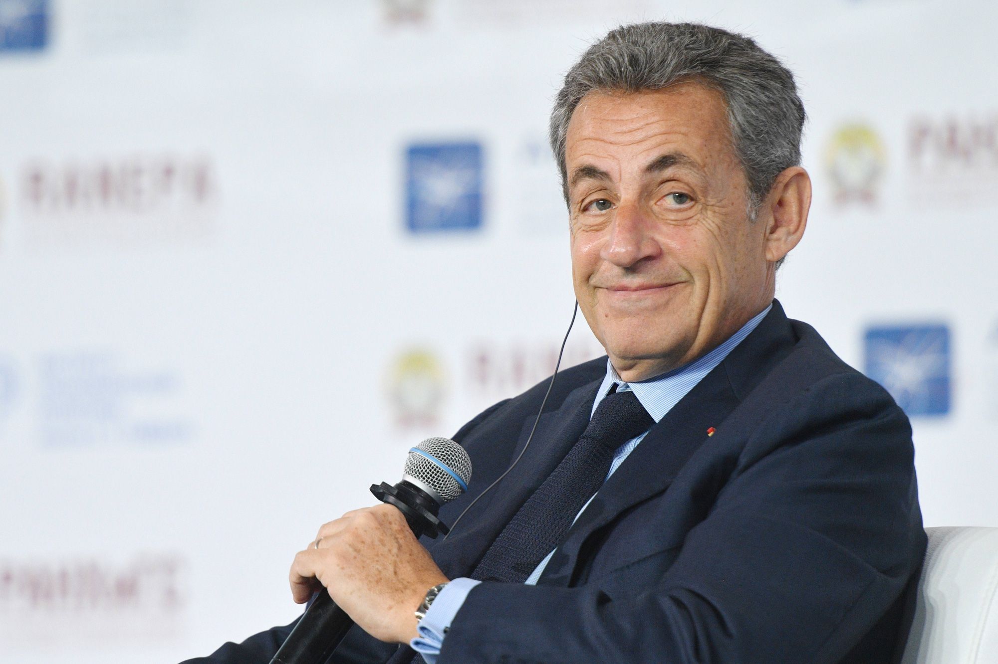 Nicolas Sarkozy confiné : "Il passe ses journées sur son portable"