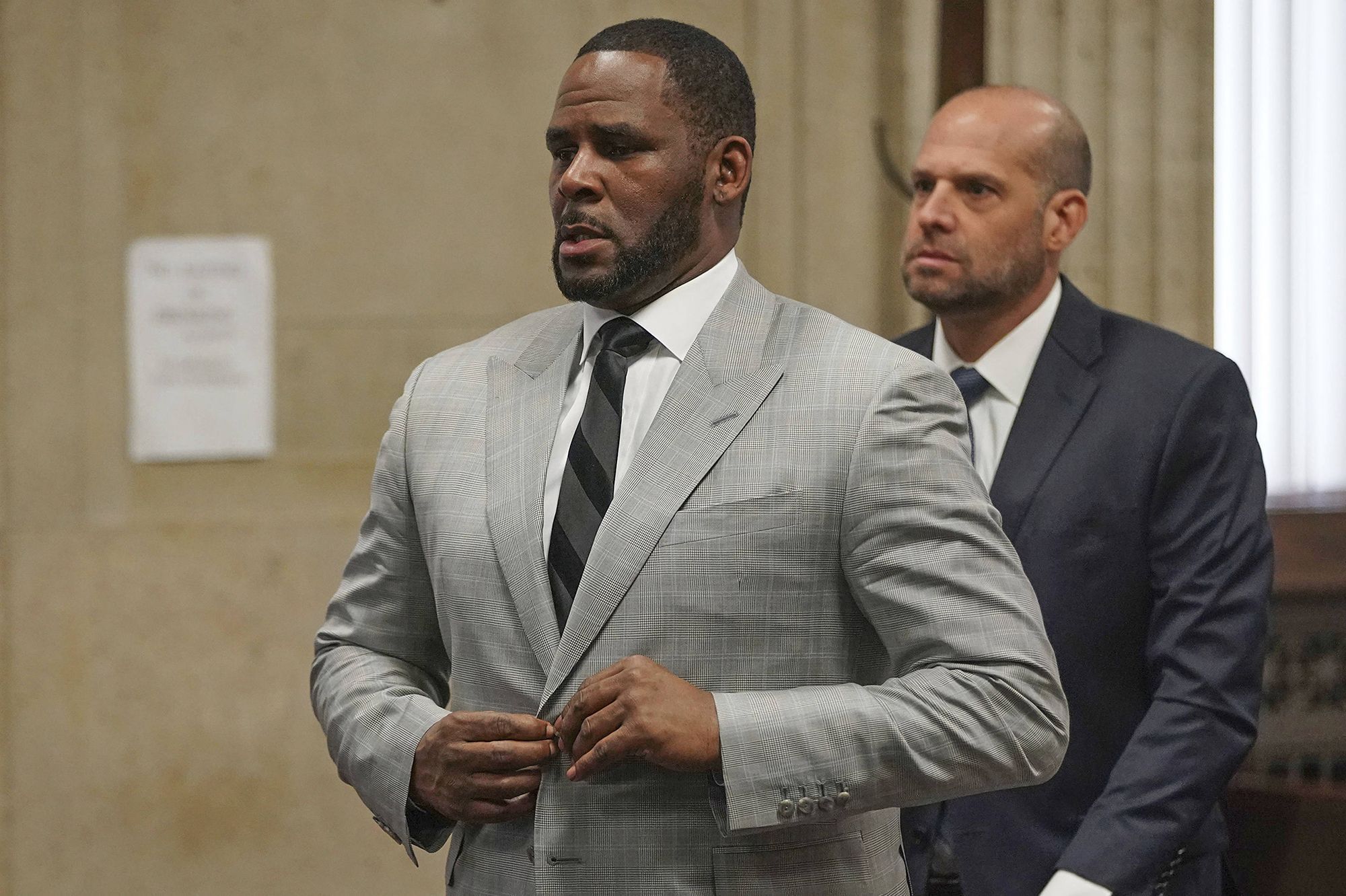 Procès de R. Kelly : Le chanteur accusé d'agression sexuelle par l'un de ses hommes de main