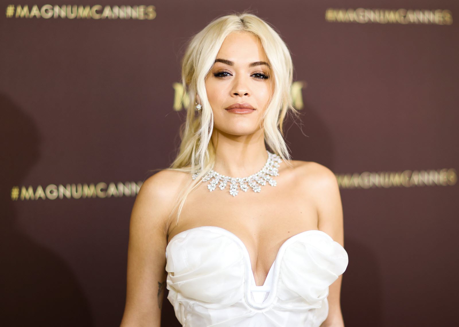 Rita Ora confinée à la campagne avec ses amis : La chanteuse s'attire les foudres de ses voisins