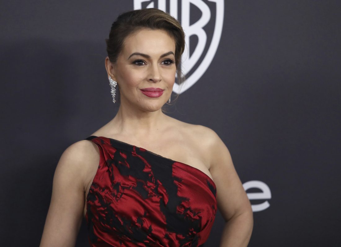 Alyssa Milano ose le masque à trous : L'actrice clashée et ridiculisée par les internautes