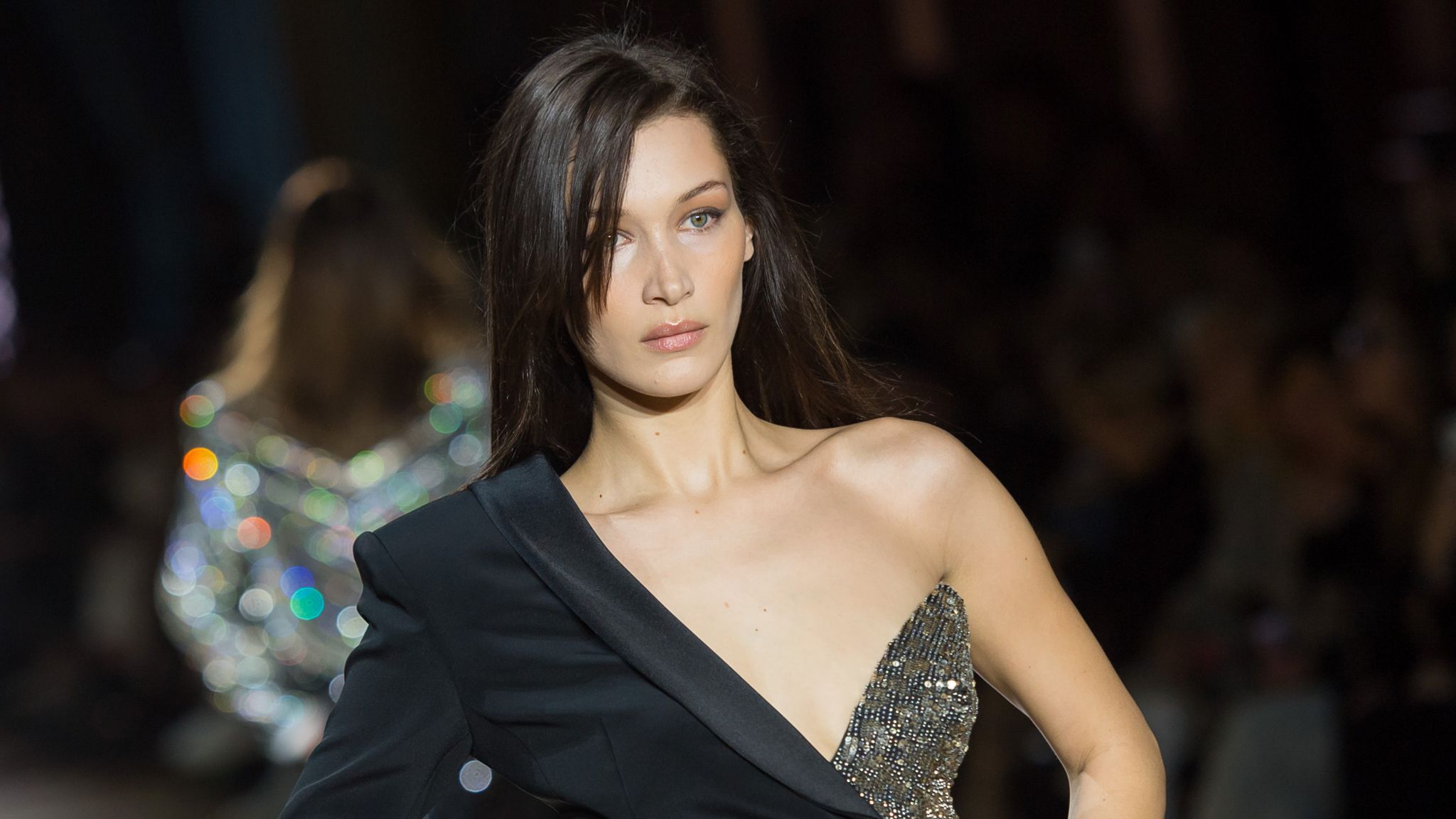 Bella Hadid incendiaire : son décolleté plongeant déchaîne les passions