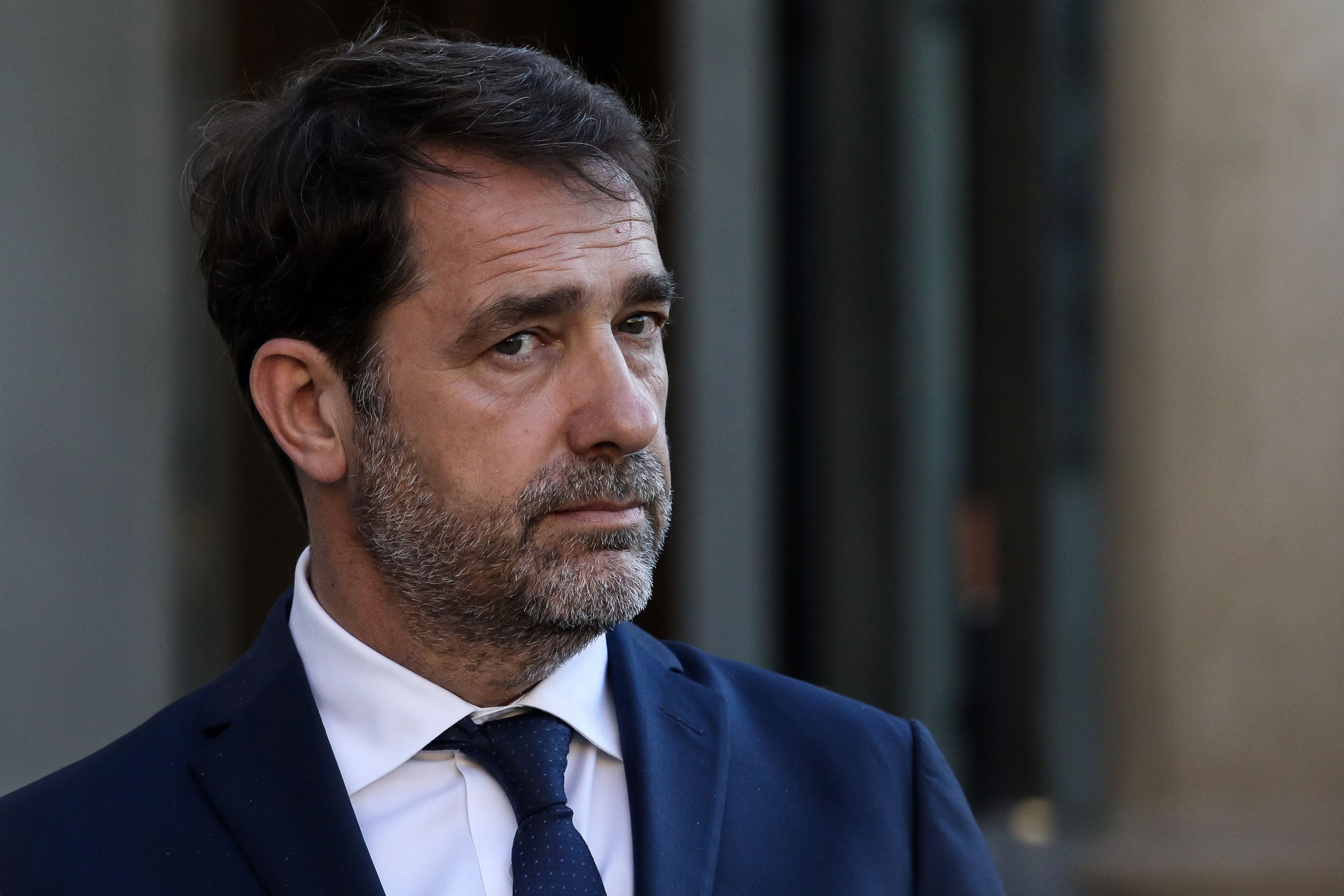 Christophe Castaner surpris en train de se déplacer... avec une béquille !