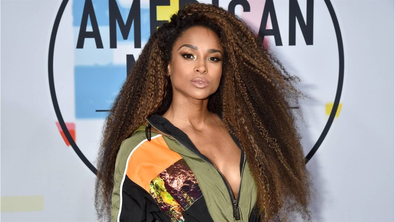 Ciara enceinte : Radieuse en bikini, son baby bump a bien poussé