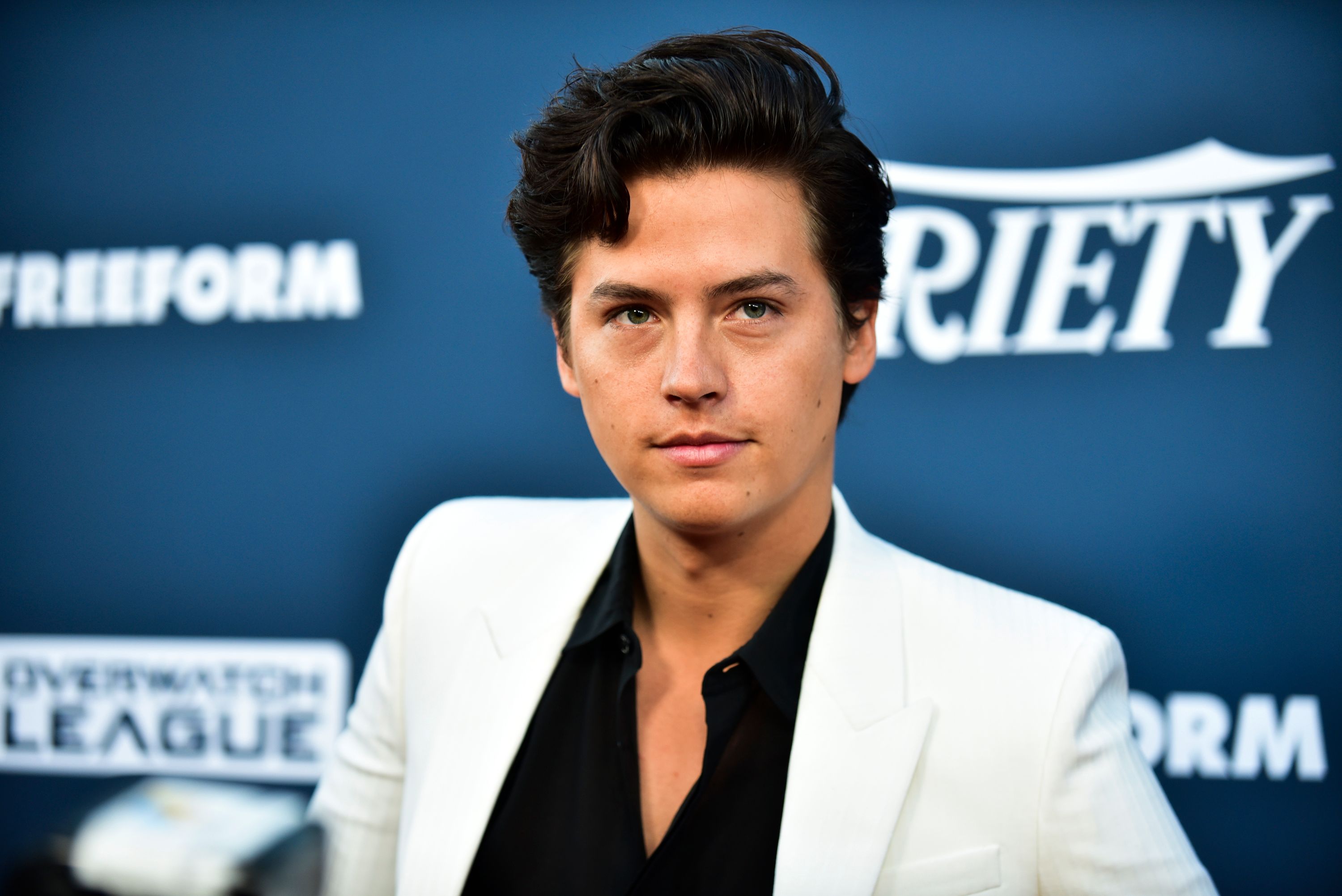 Cole Sprouse (Riverdale) change de look : Camila Mendes et Charles Melton se moquent de lui