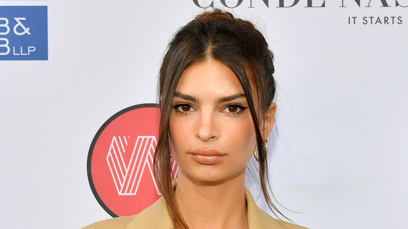 Emily Ratajkowski affriolante en bikini : Son déhanché enflamme la Toile