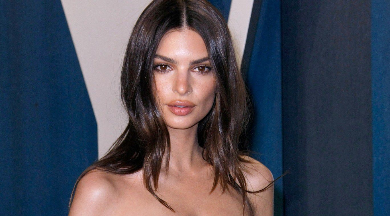 Emily Ratajkowski expose ses fesses : Cet élément qui lui vole la vedette