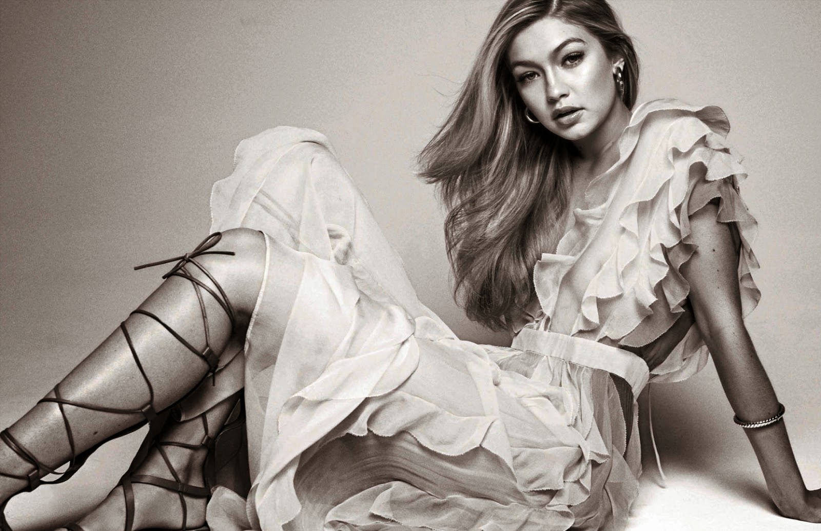 Gigi Hadid enceinte et confinée : Elle continue les shootings stylés pour Vogue